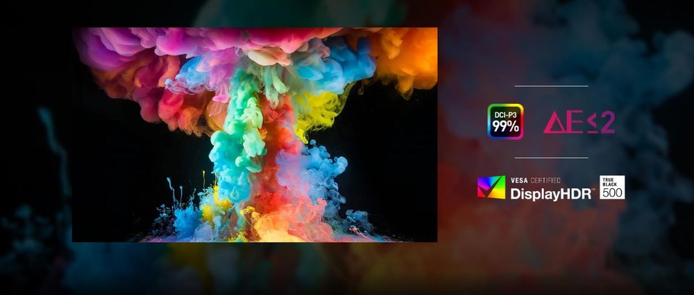 Abstraktní barevná oblaka kouře kaskádovitě padají dolů na tmavém pozadí. Text zvýrazňuje vlastnosti: DCI-P3 99 %, ΔE ≤ 2, VESA DisplayHDR True Black 500.