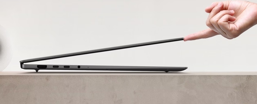 Boční pohled na tenký profil notebooku Asus Zenbook S16 při otevírání jedním prstem