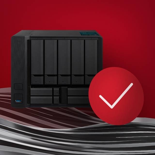 Pevný disk 3,5" Seagate IronWolf 6TB šedá barva Černé elektronické paměťové zařízení na červeném pozadí s velkým červeným symbolem zaškrtnutí, symbolizující spolehlivost a schválení.