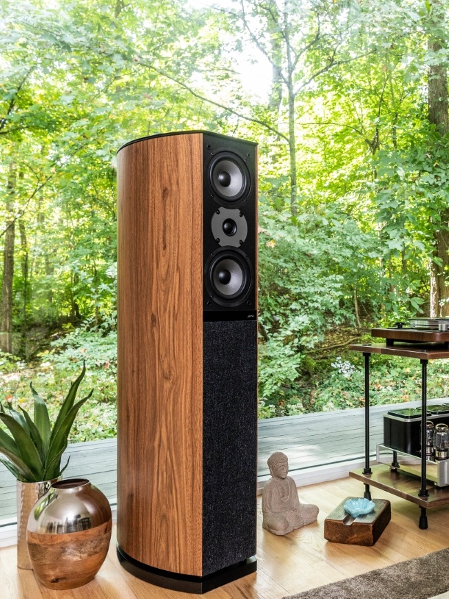 Reproduktory Jamo D590 (2 ks) hnědé Reproduktor Jamo D590 SE před oknem s výhledem do lesa vypadá naprosto přirozeně a elegantně