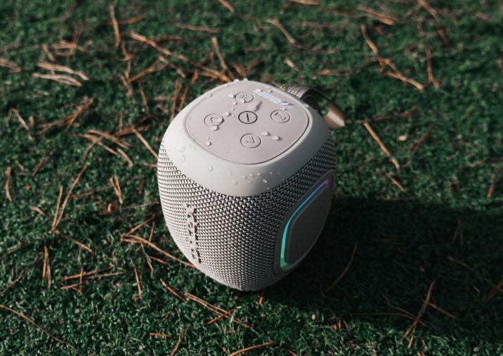 Detail ovládacích tlačítek reproduktoru Concept SoundJoy BR5011 s kapkami vody
