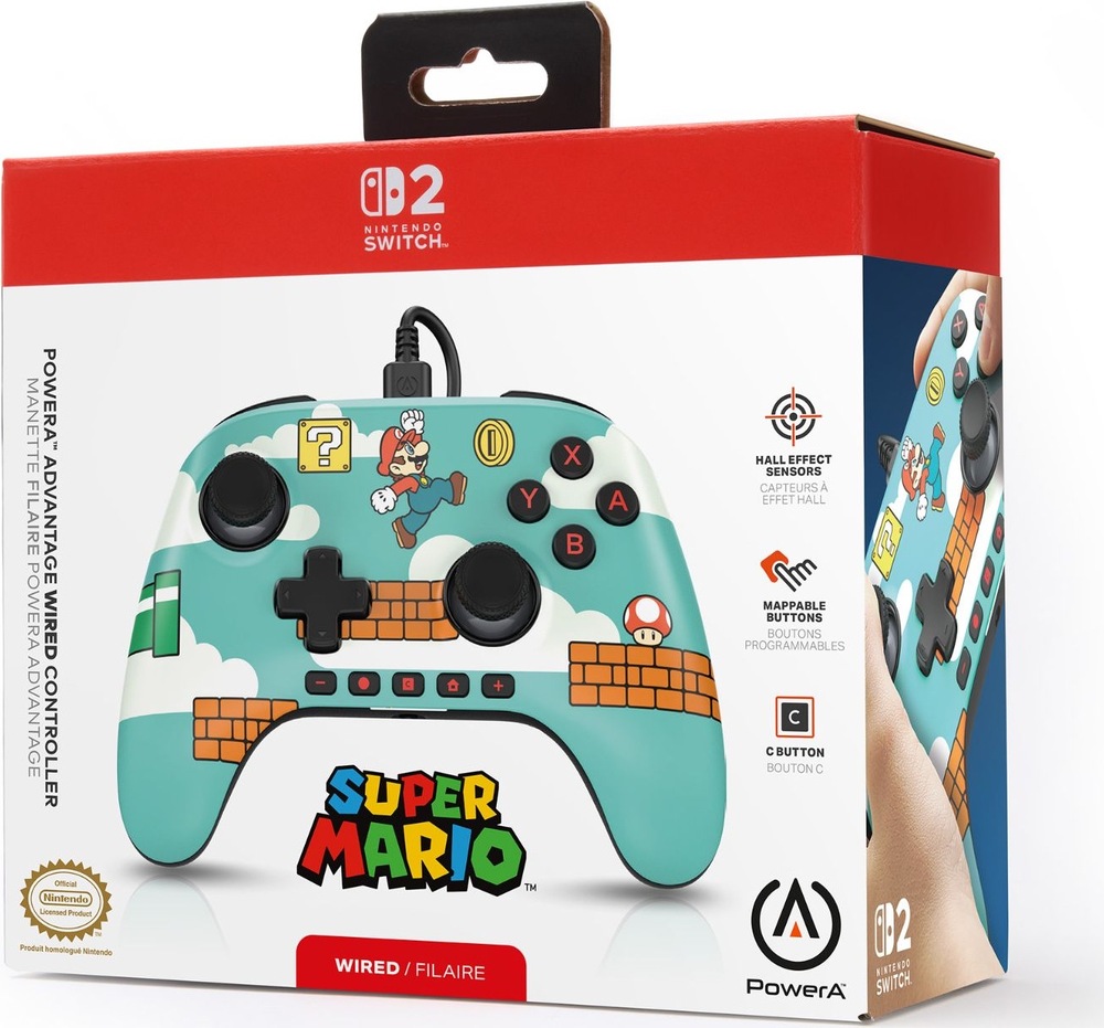 Na obrázku je prodejní krabice černého drátového gamepadu PowerA Advantage pro Nintendo Switch 2. Na přední straně obalu je velký obrázek ovladače s dvěma analogovými páčkami, směrovým křížem, tlačítky A, B, X a Y a logem Nintendo Switch 2 uprostřed. Vpravo jsou zvýrazněné hlavní funkce: Hall Effect senzory, programovatelná tlačítka a tlačítko C. Obal má bílo-červené provedení s logem PowerA a označením „Wired“.