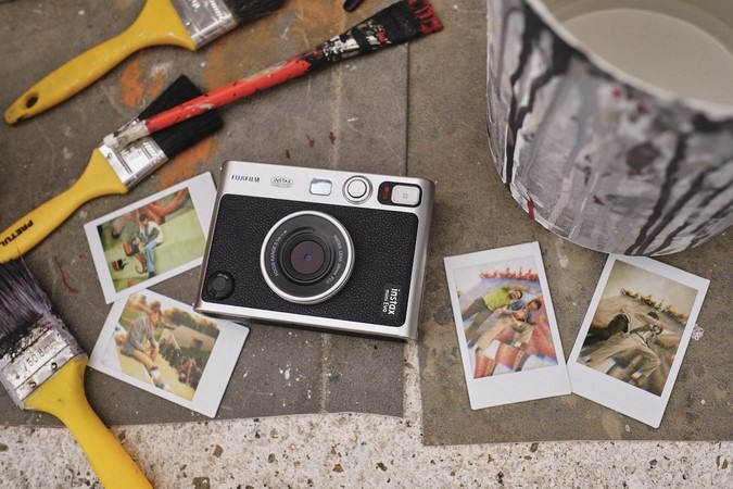 Instantní fotoaparát Fujifilm Instax Mini EVO černý
