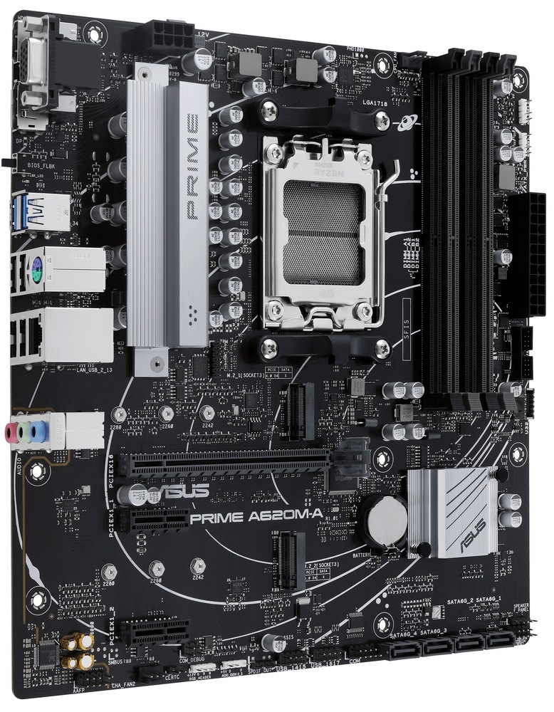Pohled shora na desku. Vidíme sloty pro komponenty, ve středu desky je slot pro CPU, dále vidíme chladič a další komponenty desky. Také nz boku jsou zachyceny porty pro připojení externích zařízení.