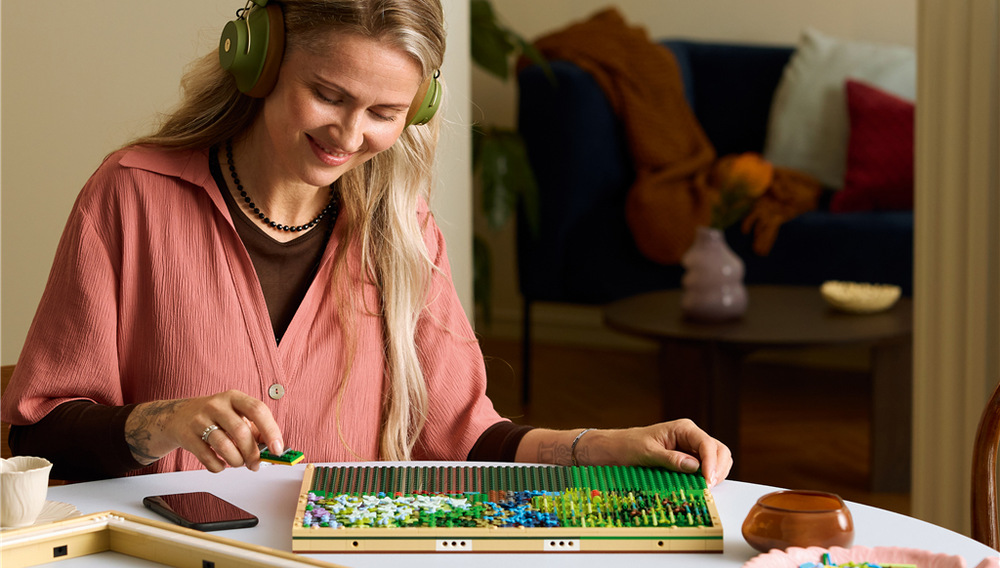 Model LEGO vzdává hold Monetovu obrazu Most nad jezírkem s lekníny a zachycuje jeho impresionistickou atmosféru.