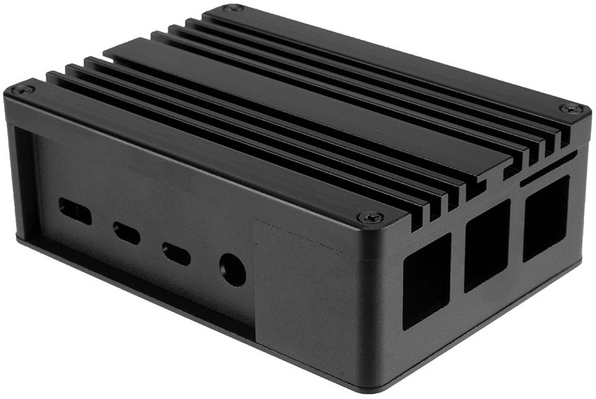 Case AKASA Pi 4 Pro Extended Aluminium case with Thermal Modules for Raspberry Pi 4 Model B černá Pohled přes levý přední roh. Jsou vidět 3 výřezy na předním čele pro porty desky. Na boku pak další 4 výřezy pro porty.