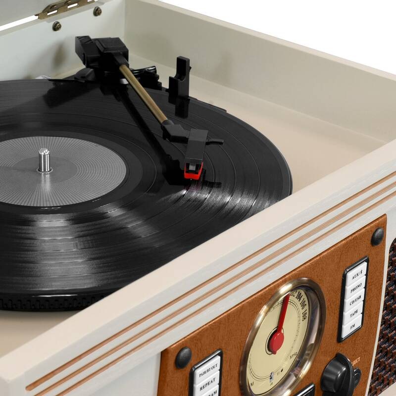 Pohled na raménko s jehlou přehrávající černou vinyl desku v gramofonu Victrola VTA-600B