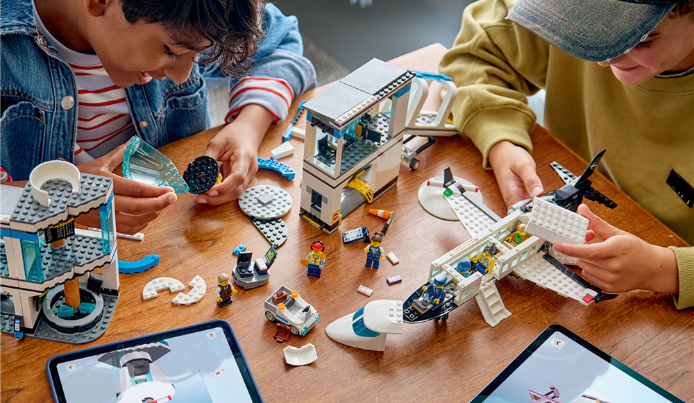 Stavebnice LEGO® City 60502 Letiště s letadlem Postavte si letiště s terminálem, letadlem, nástupním můstkem a tahačem pro hodiny hraní.