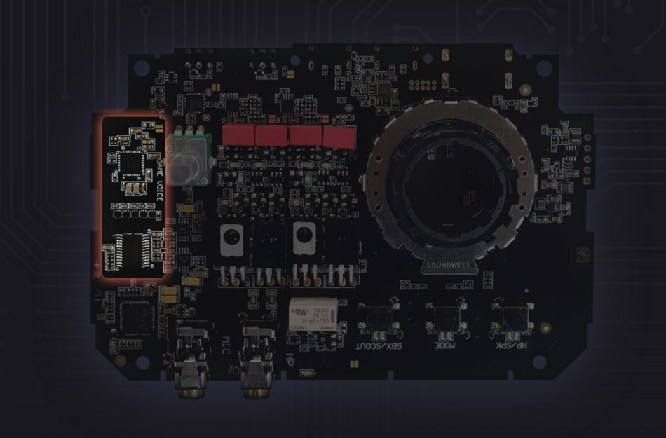 Detail pokročilého PCB s různými součástkami a zvýrazněnými sekcemi. Tmavé pozadí zdůrazňuje složité elektronické uspořádání.