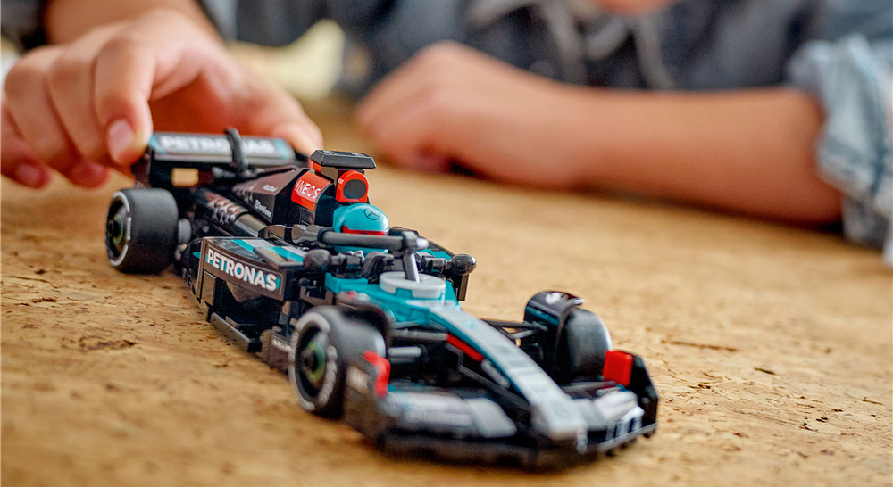 Minifigurka pilota Mercedes-AMG PETRONAS F1 Team oživí závody a umožní kombinovat model s dalšími vozy.