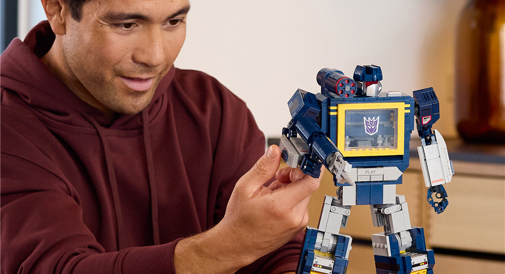 Soundwave nabízí dospělým soustředěné stavění a po dokončení výraznou dekoraci s charakteristickou robotickou siluetou.