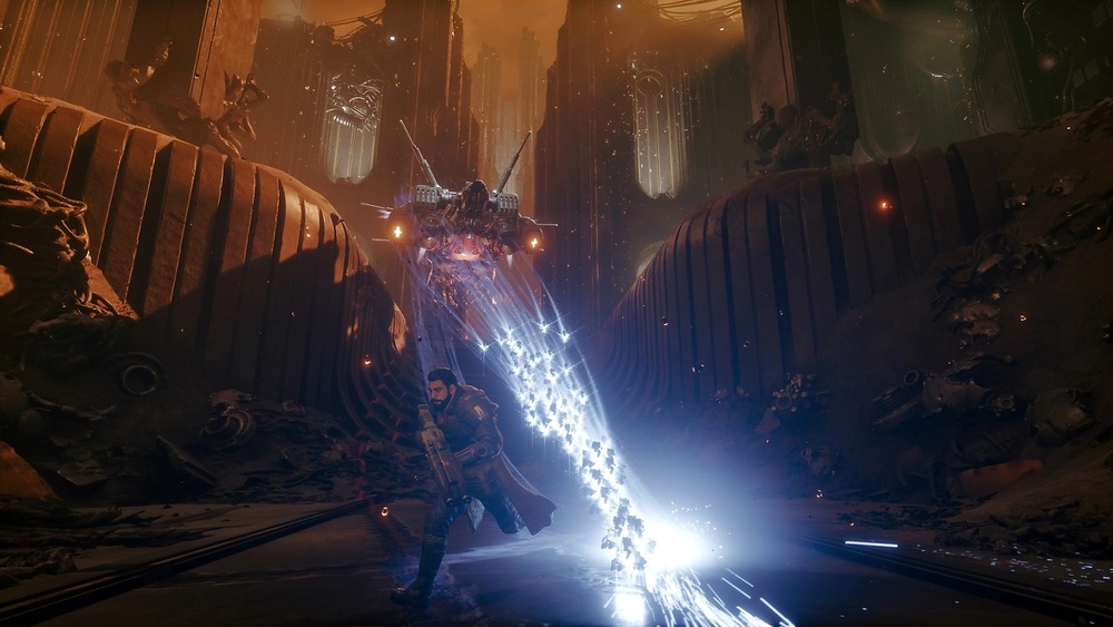  Futuristický bojovník běží pustou sci-fi krajinou s tyčícími se strukturami. Létající nepřítel ho pronásleduje a vyzařuje jasné energetické paprsky. Intenzivní, akcí nabitá scéna.