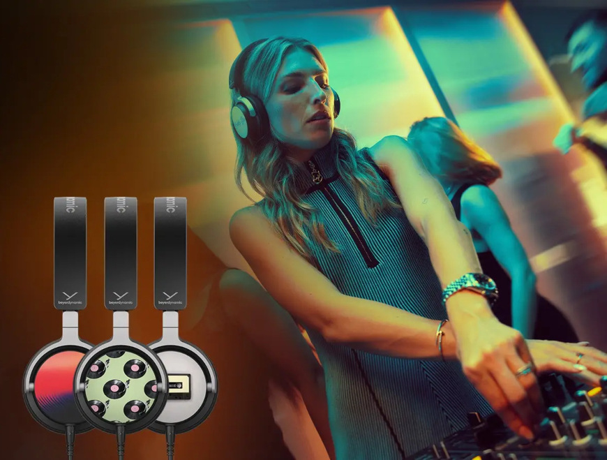 Žena u mixážního pultu se sluchátky Beyerdynamic DJ 300 PRO X CLUB a detail těchto sluchátek s náušníky v různých designech