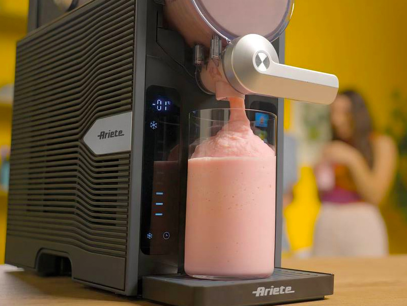 Příprava krémového milkshaku pomocí výdejní páky zmrzlinovače Ariete ART 655