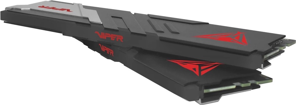 Na obrázku jsou dva paměťové moduly Patriot Viper Venom bez RGB podsvícení. Jsou položené šikmo přes sebe, takže vyniká jejich nízký profil, černo-stříbrný chladič a ostrý herní design. Na těle modulů jsou červená loga Viper a stylizovaná hlava zmije. Na koncích jsou částečně vidět kontakty pro zasunutí do slotu základní desky.