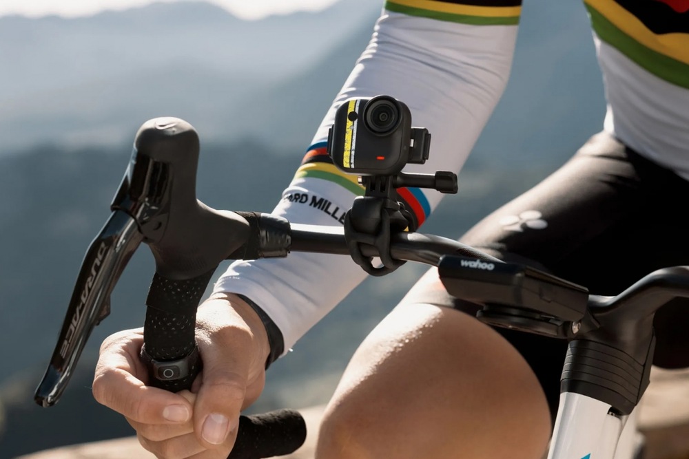 Insta360 GO Ultra Tadej Pogačar Edition se ovládá skrze 2,5" dotykovou obrazovku