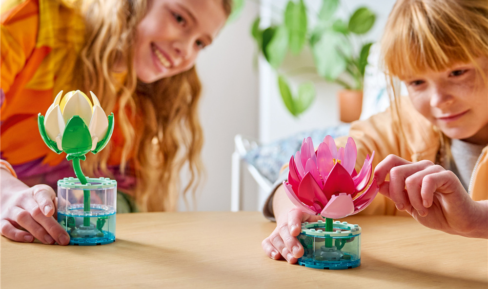 Stavebnice LEGO® Botanicals 11511 Lekníny Lekníny můžete libovolně aranžovat do váz a vytvořit dekoraci podle vlastního vkusu a prostoru.