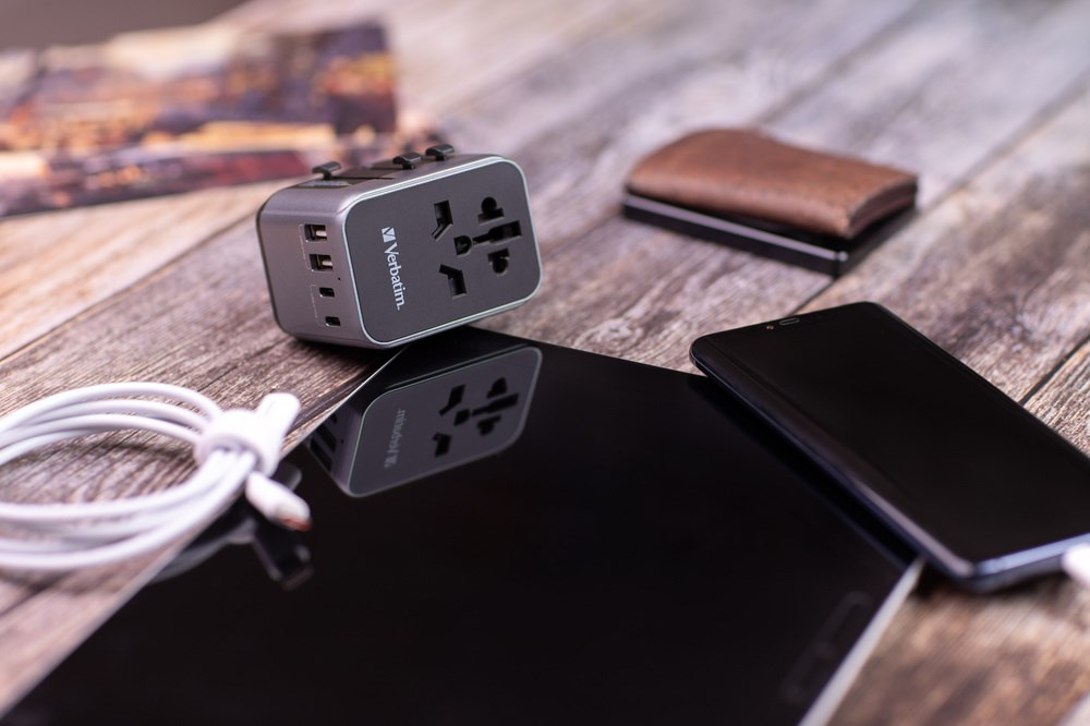 Cestovní adaptér Verbatim UTA-03 s 1 x USB-C PD 30W & QC 3.0 / 2 x USB-C / 2 x USB-A černý