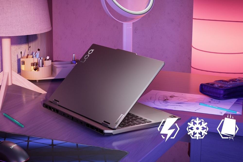 Notebook Lenovo LOQ 15AHP10 + Game Pass předplatné na 3 měsíce šedý Elegantní notebook leží napůl otevřený na fialovém stole, obklopený výtvarnými potřebami a zářící růžovou lampou. Viditelné jsou tři ikony symbolizující napájení, chlazení a výkon. Scéna je moderní a kreativní.