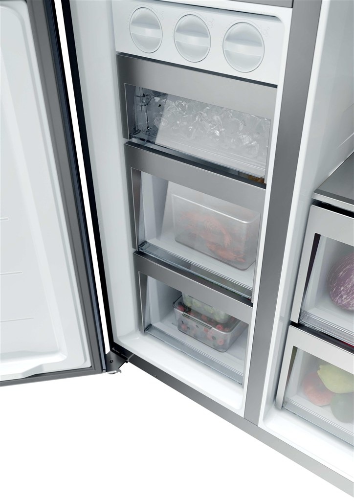 Americká lednice Haier HSPR79F18DWMB černá Chladnička americká Haier HSPR79F18DWMB interiér mrazicí části