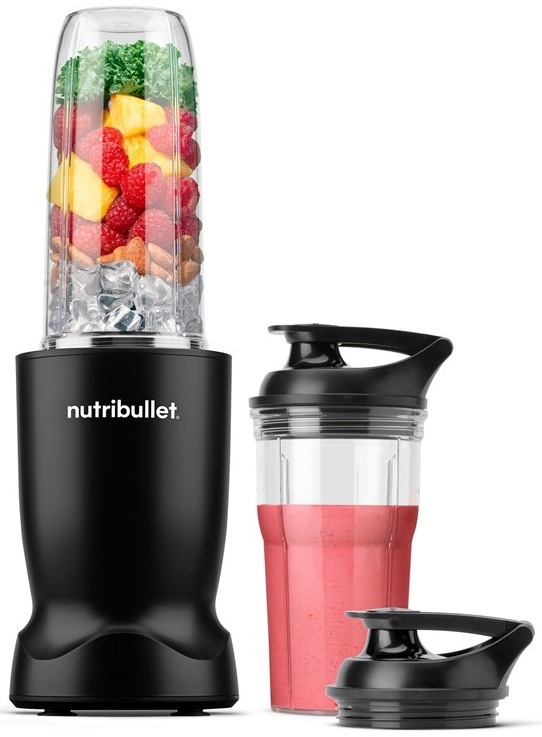 Osobní mixér NutriBullet s nádobou naplněnou ovocem a přenosným smoothie kelímkem.