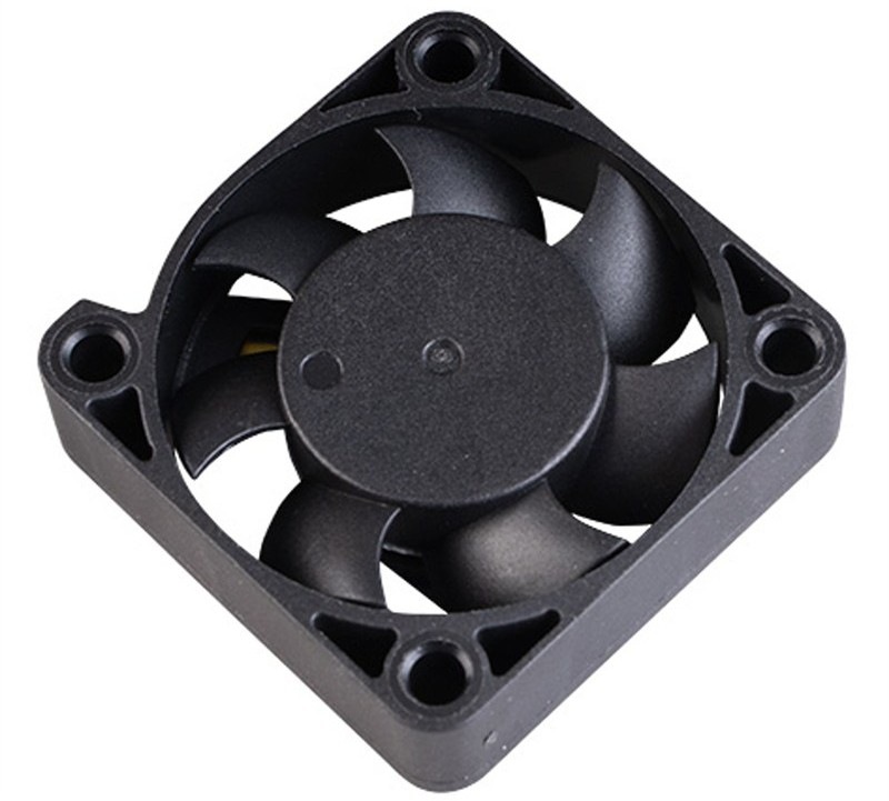 Ventilátor AKASA Black, 40 × 10 mm, černá barva.