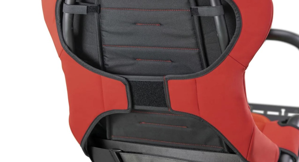 Zadní pohled na závodní kokpit Playseat Trophy Black v černé barvě. Ilustruje systém uchycení sedadla ke konstrukci.