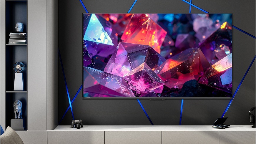 zapnutá televize Hisense 43E7S PRO visí na stěně v obýváku