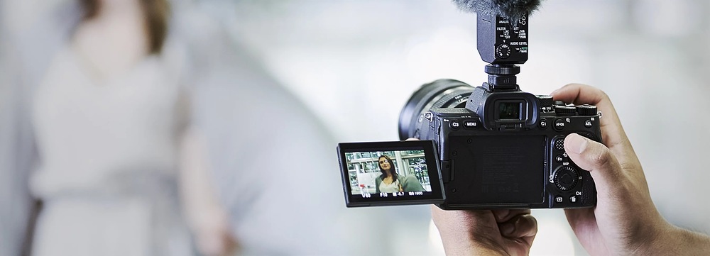 Digitální fotoaparát Sony Alpha A7 IV + FE 28-70 mm II černý Pořizování videa pomocí fotoaparátu Sony Alpha A7 IV s automatickým zaostřováním