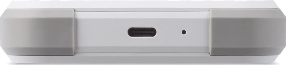 Router Acer Connect Enduro M6E + 20GB Data Spodní hrana mobilního hotspotu Acer Connect Enduro M6E. Uprostřed je USB-C port pro nabíjení a připojení, vedle něj malý otvor, pravděpodobně pro mikrofon nebo servisní/resetovací funkci. Hrany chrání šedé gumové prvky.