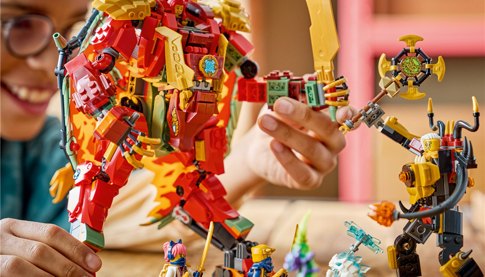 Stavebnice LEGO® NINJAGO® 71868 Wyldfyre a transformační dračí oblek Šest minifigurek umožňuje sestavit dva týmy a rozehrávat napínavé souboje nindžů s monstry.