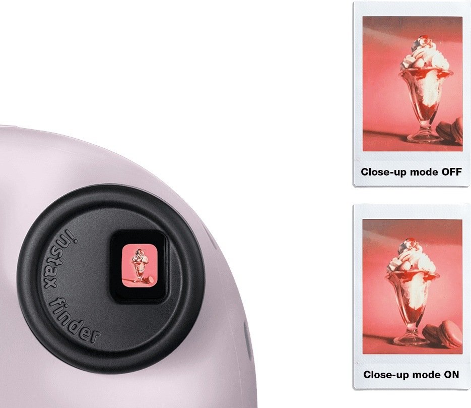 Instantní fotoaparát Fujifilm Instax mini 12 ALBUM BUNDLE bílý Detail hledáčku fotoaparátu Instax mini 12 s korekcí paralaxy a srovnání snímků pořízených s vypnutou a zapnutou funkcí close-up