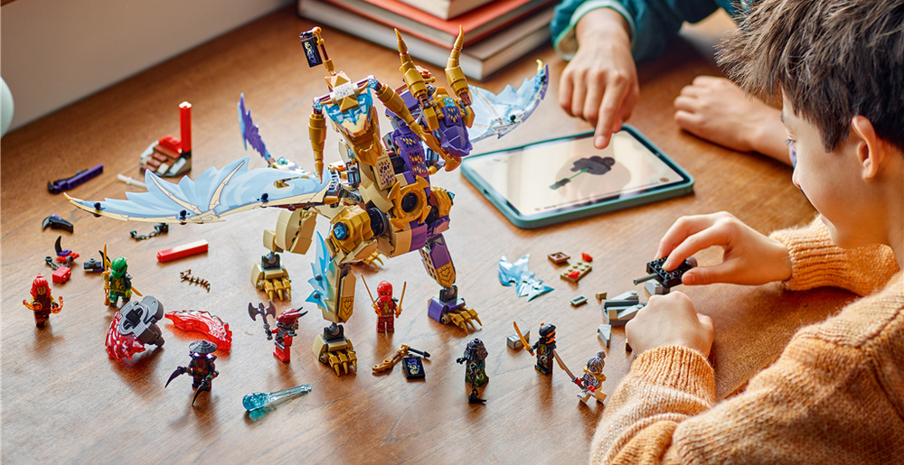 Stavebnice LEGO® NINJAGO® 71836 Drak soustředění Arc Osm postav umožňuje rozdělit síly do týmů a rozehrávat zvraty inspirované Dračími povstáními.