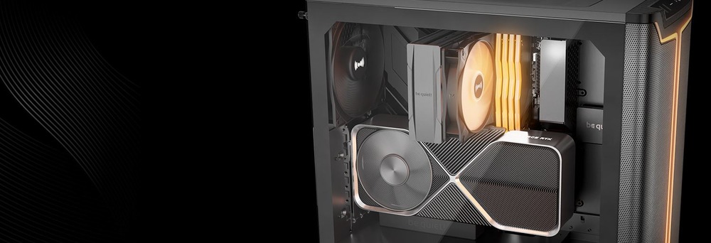  Elegantní otevřená počítačová skříň zobrazuje na černém pozadí komponenty, včetně velké grafické karty, chladicích ventilátorů a zářících oranžových LED světel.