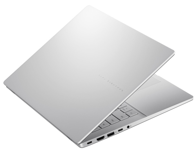 Zadní pohled na ASUS Vivobook S14 s hliníkovým víkem a levými konektory