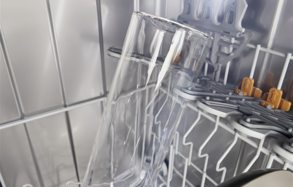 Myčka nádobí Miele G 7040 SC AutoDos nerez Detail držáku FlexCare Glass & Bottle myčky Miele držícího sklenici