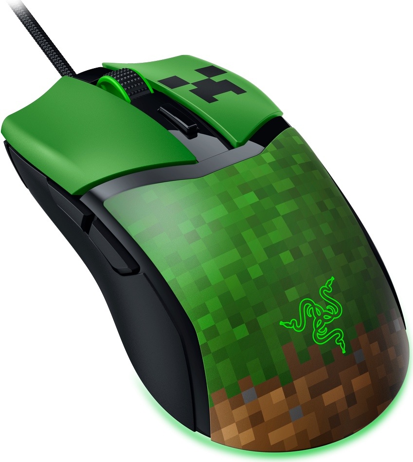 Myš Razer COBRA Lightweight Wired Minecraft Ed. zelená Na obrázku je herní myš Razer Cobra Minecraft Edition z horního šikmého pohledu. Myš má zelené horní panely s černým obličejem Creepera, pixelový motiv trávy a hlíny na zadní části a zelené podsvícení kolem spodní hrany. Uprostřed je zelené rolovací kolečko, pod ním tlačítko pro změnu DPI a z přední části vede opletený kabel. Na levém boku jsou vidět dvě boční tlačítka pro palec.