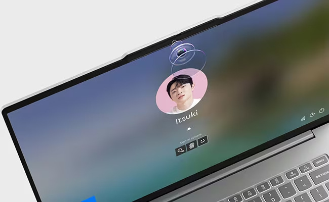 Detail obrazovky notebooku Lenovo IdeaPad 5 s IR kamerou doplněnou o fyzickou krytku