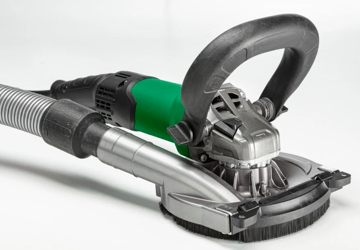 Detail brusky HIKOKI GM13YWSZ s odsávací hadicí a kartáčovým lemem kotouče