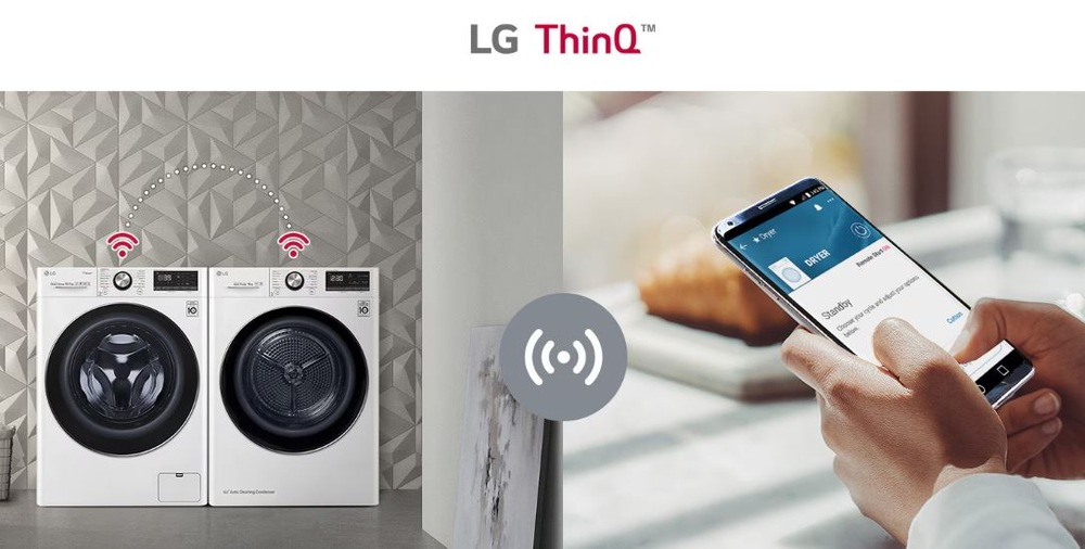Sušička prádla LG RHX7009TSB stříbrná pračka a sušička LG, které stojí vedle sebe. Je znázorněno, že je možné je pomocí mobilní aplikace v telefonu spárovat.
