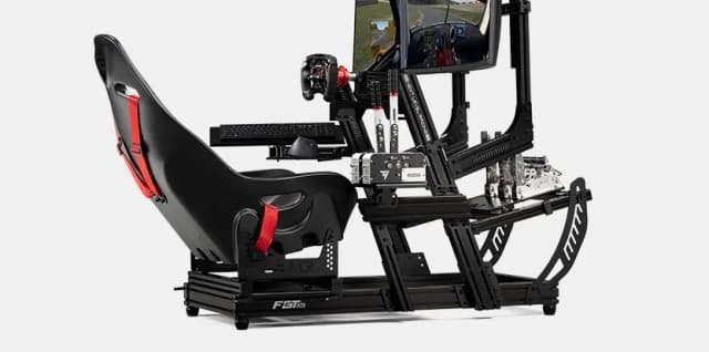 Závodní kokpit Next Level Racing GT ELITE Lite Wheel Plate Edition černý Černý závodní kokpit se skořepinovým sedadlem, volantem, pedály, držákem na monitor a robustním kovovým rámem, zobrazený na čistém bílém pozadí.