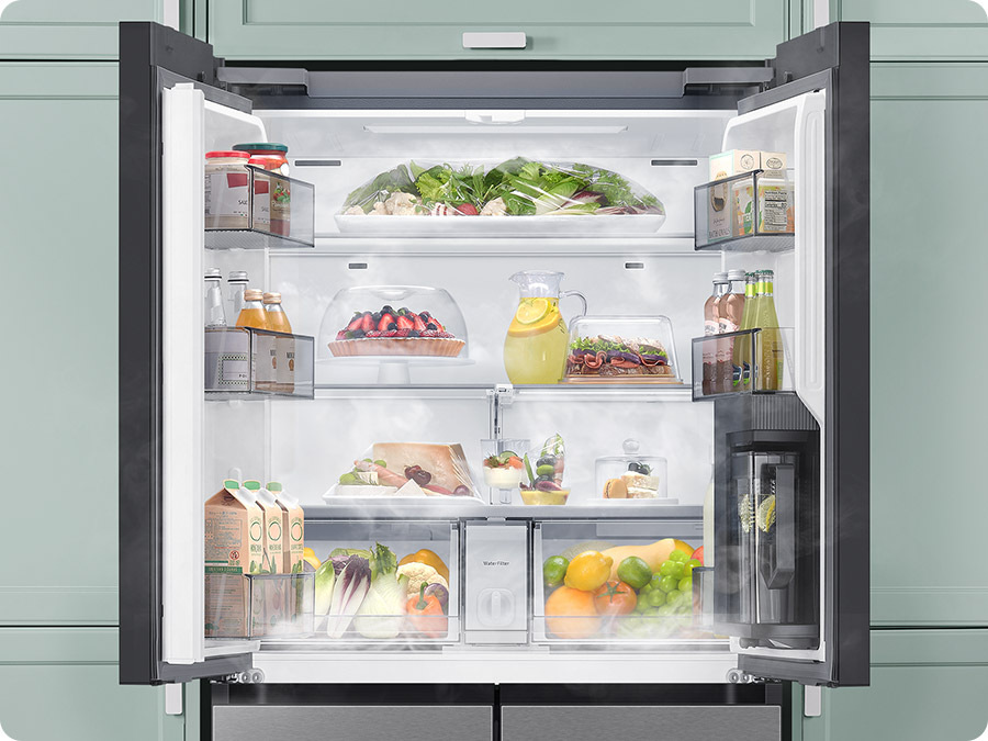 Americká lednice Samsung RM70F63NEREO nerez/ocel Lednice Samsung RM70F3NEREO má otevřené dveře dokořán, uvnitř jsou naskládané potraviny, z lednice vychází chldný vzduch