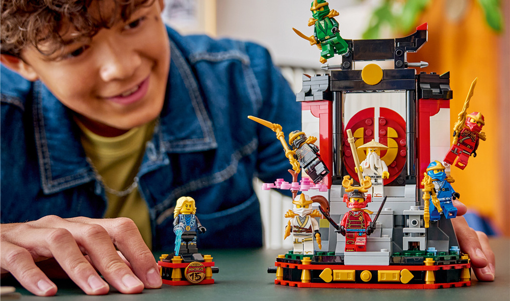Stavebnice LEGO® NINJAGO® 71866 Výstavka nindžů: 15 let NINJAGO Stavebnice LEGO NINJAGO připomene první řadu seriálu ikonickým klášterem, čajovnou a bitvou Wua s Garmadonem.