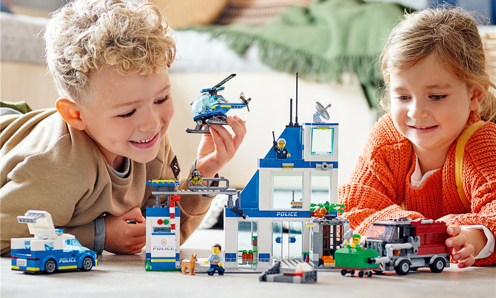 Stavebnice LEGO® City 60316 Policejní stanice Popelářský vůz s funkčním výtahem umožní vězňům pokusit se o útěk a pěti minifigurkám rozehrát napínavou honičku.