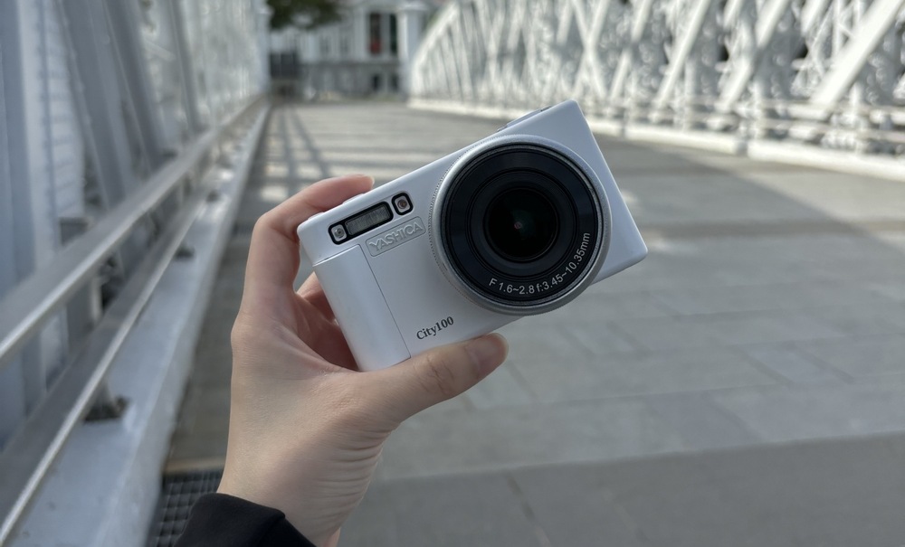 Yashica City 100 se nabíjí přes moderní port typu USB-C