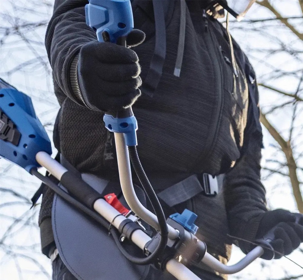 Křovinořez Scheppach BC-BCH380/40-X-SET L2 (s baterií) Detailní pohled při práci na řídítkovou rukojeť s protiskluzovým povrchem křovinořezu Scheppach BC-BCH380/40-X-SET L2
