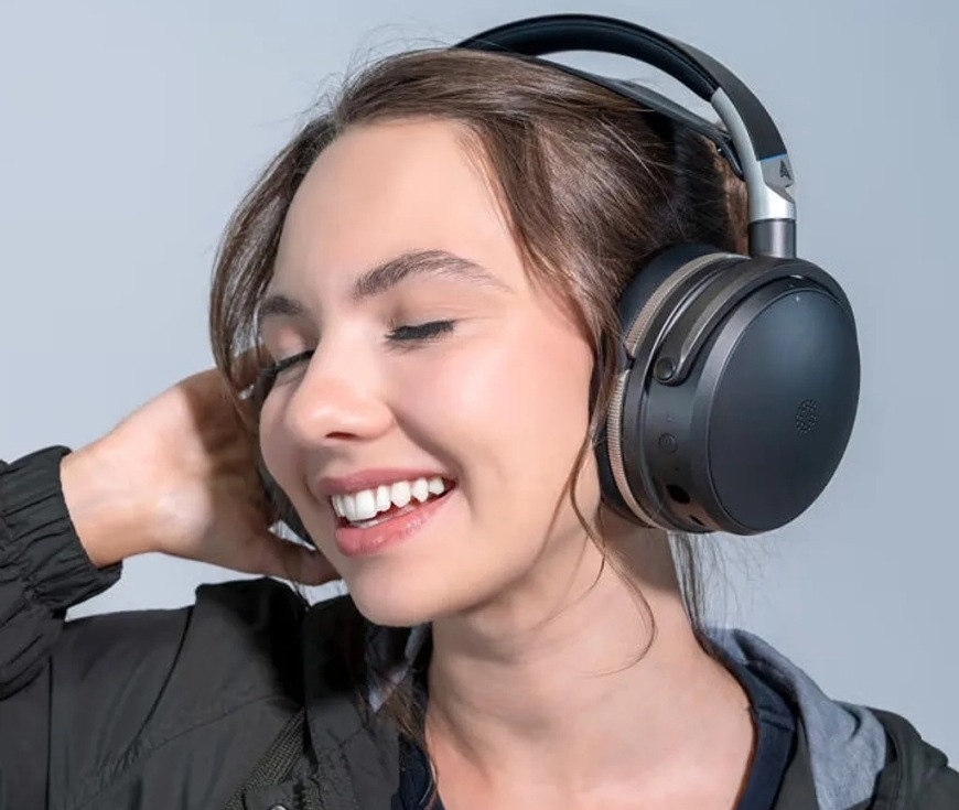 Detail usměvavé ženy s nasazeným headsetem Audeze Maxwell 2 ANC