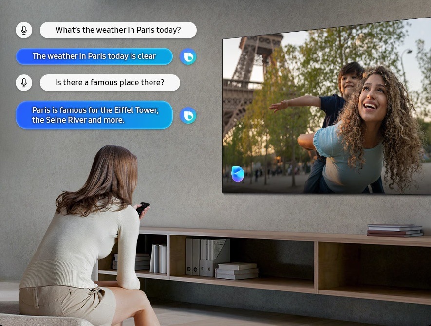 Televize Samsung QE77S92F Žena používající asistenta Bixby při sledování tv
