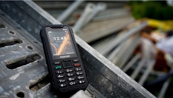 Mobilní telefon MaxCom MM918 L černý Mobil MaxCom Strong MM918 L ve venkovním prostředí