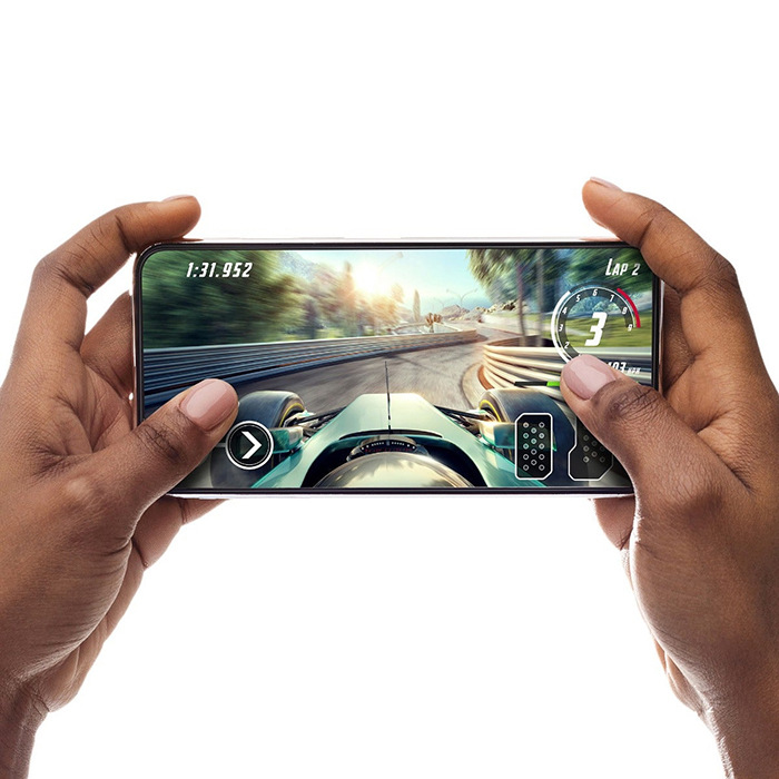 Nalepení ochranné fólie ZAGG Extreme na telefon Nalepení ochranné fólie ZAGG Extreme na telefon